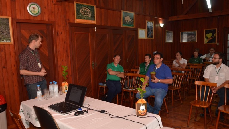 Participantes sentados, ouvindo palestra de técnico da Câmara