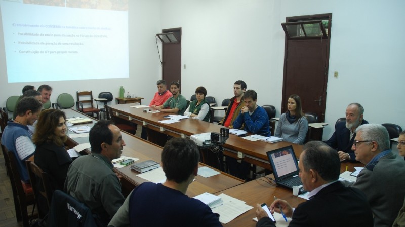 várias pessoas ao redor de uma mesa de reuniões