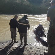 Equipes de busca de morcegos hematófagos em Itacurubi, às margens do rio Icamaquã