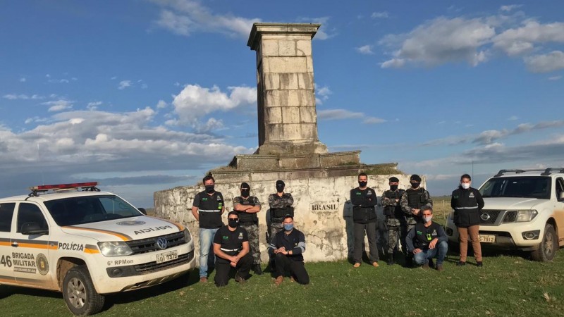 equipes da Seapdr e da BM no marco de fronteira Brasil-Uruguai em Aceguá