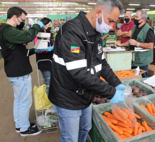 Coleta de amostras de hortifrútis feita no Pavilhão dos Produtores no ano passado