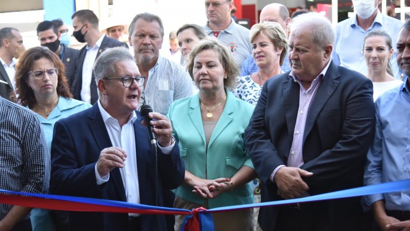 Ranolfo, Silvana e Nei Manica caminharam pelo parque de exposições e abriram oficialmente o Pavilhão da Agricultura Familiar