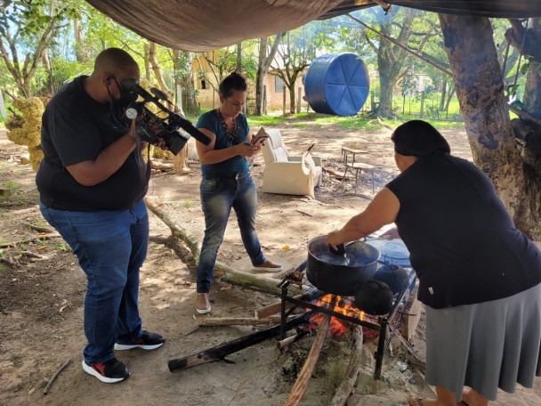 Receita tradicional kaingang de feijão com caraguatá sendo gravada para o Programa Rio Grande Rural, da Emater