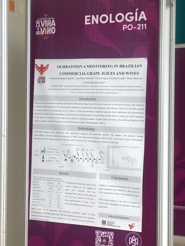 Poster com apresentação do trabalho “Monitoramento de ocratoxina A em sucos de uva e vinhos do Brasil”, desenvolvido pela Seapdr. 