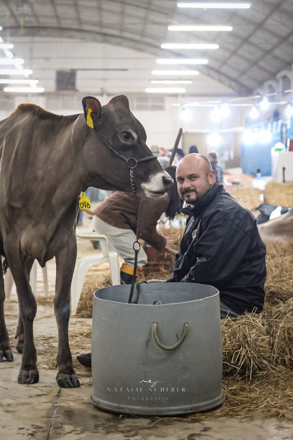 Vener Ebert Enns, da Granja Castelo, de Hulha Negra, raça Jersey