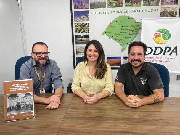 O diretor do DDPA, Caio Efrom, com Ludmila e Reck