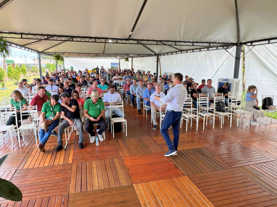 Produtores rurais, técnicos, especialistas e autoridades participaram de encontro sobre irrigação na ExpoGiruá