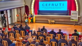 A chefe do Cefruti e bióloga, Cláudia Fogaça, durante o evento