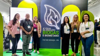 Equipe da Seapi com Andrieta Werner e Luciano Cremonese, representantes do Sips-RS, durante F&oacute;rum em Foz do Igua&ccedil;u/PR