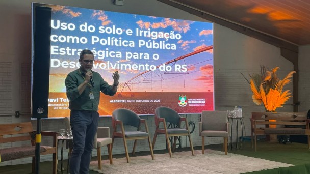 Subsecret&aacute;rio de Irriga&ccedil;&atilde;o da Seapi, Davi Teixeira, durante palestra em Alegrete